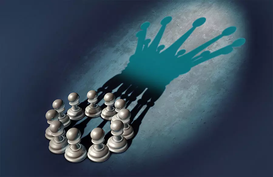 grandmotion-doerte-grand-menschen-erreichen-begeistern-mitnehmen-schach-schatten-krone-mittig-900